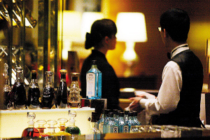 開瓶費(fèi)之爭 23家酒店堅(jiān)持謝絕自帶酒水，企業(yè)管理該如何平衡？